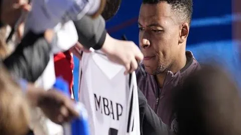 凯尔特人终结湖人连败，詹姆斯第四节受伤退场