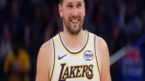 【伯恩茅斯亚当斯40米制胜高空爆射，刷新英超最长进球纪录】